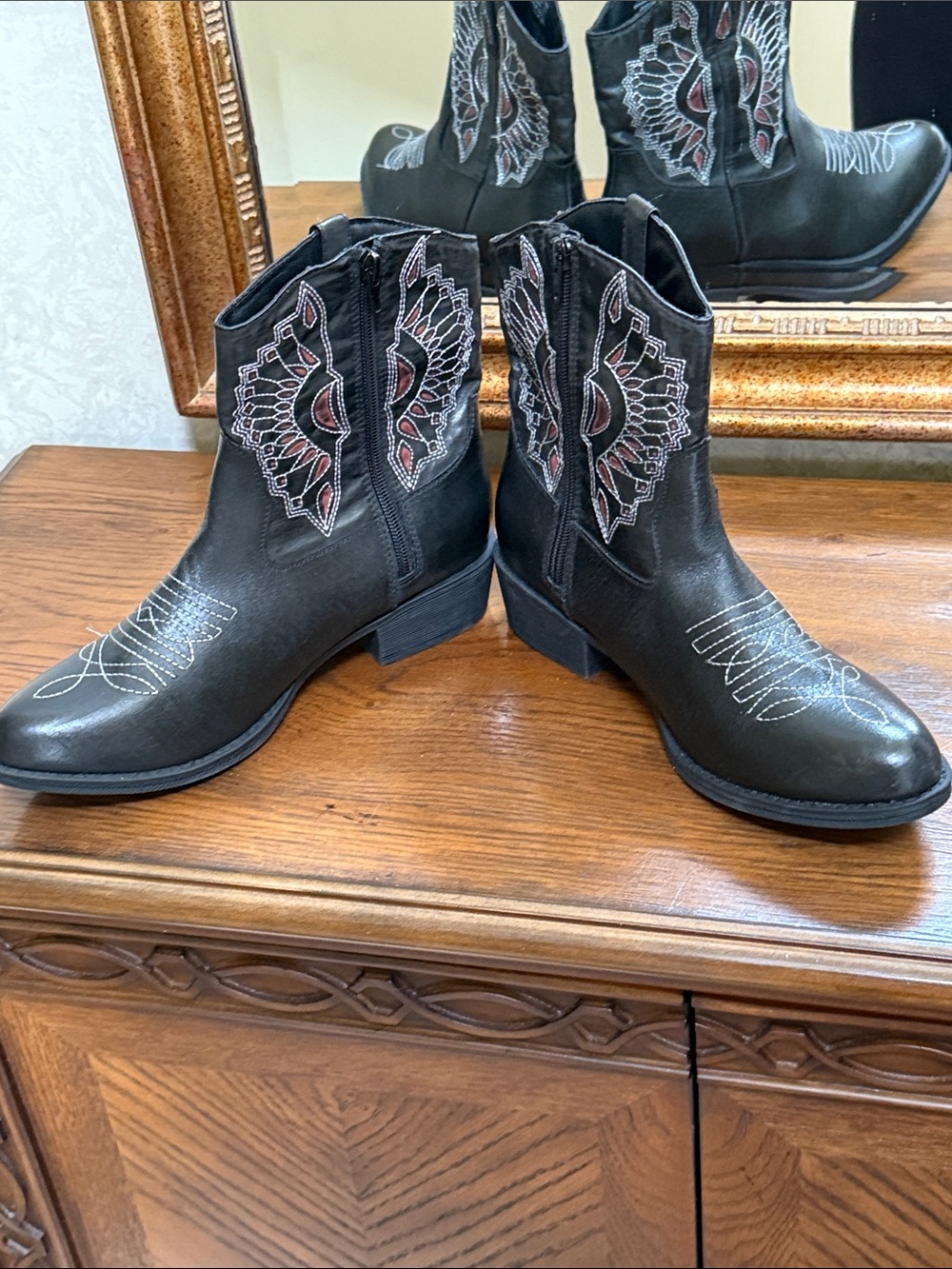NWOT Coconuts by Matisse Women's Black Embroidered Western Boots. Size 9. - Picture 5 of 12